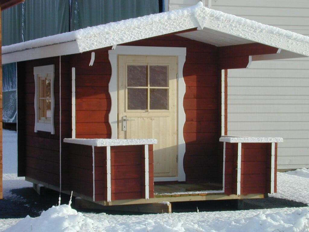 Leikkimökki Helmi pihalla