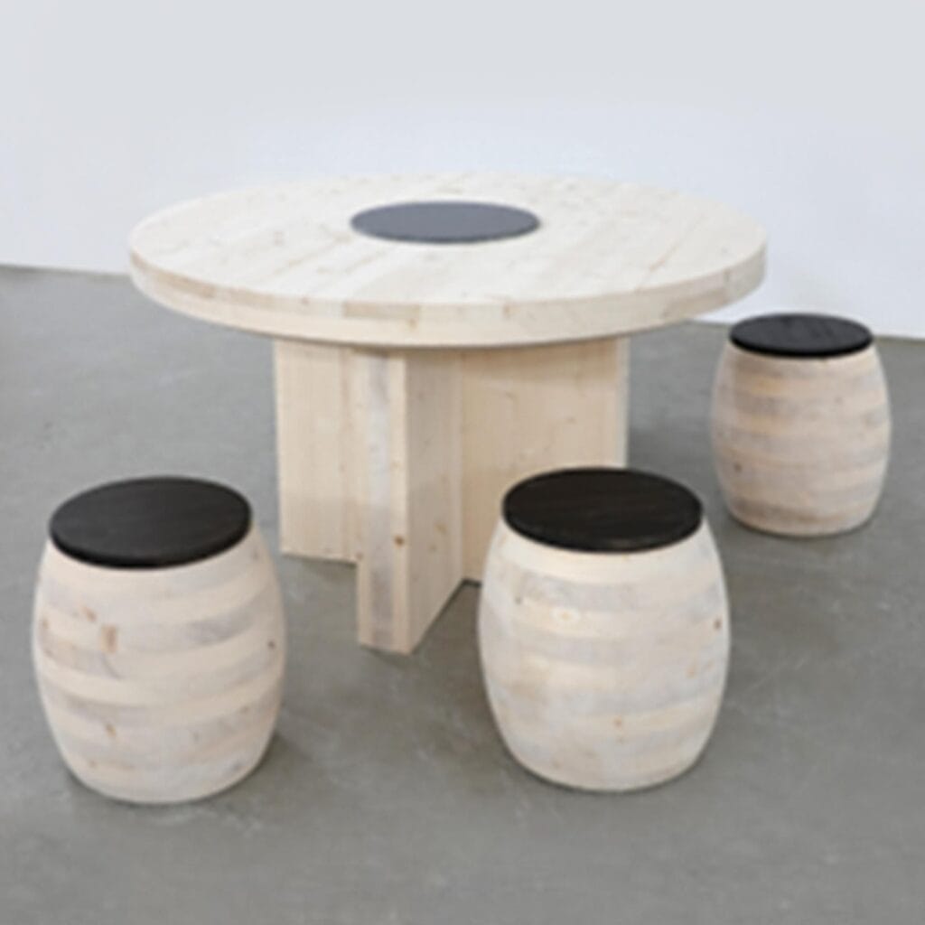 PLUS-pöytä ja TYNNYRI-penkit 4 kpl