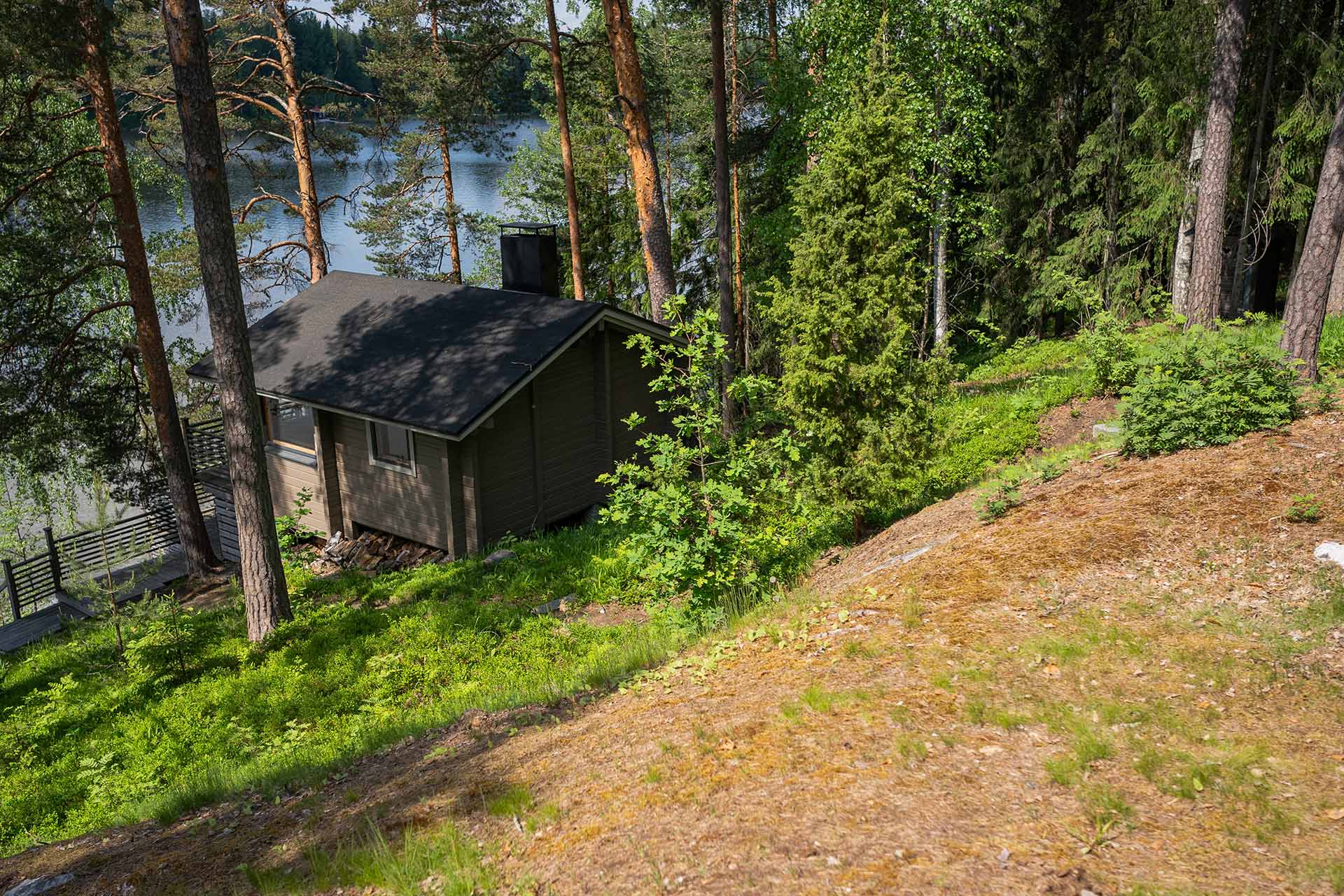 Saunarinne ja huussi ennen remonttia