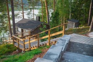 Saunarinne ja huussi remontin jälkeen.