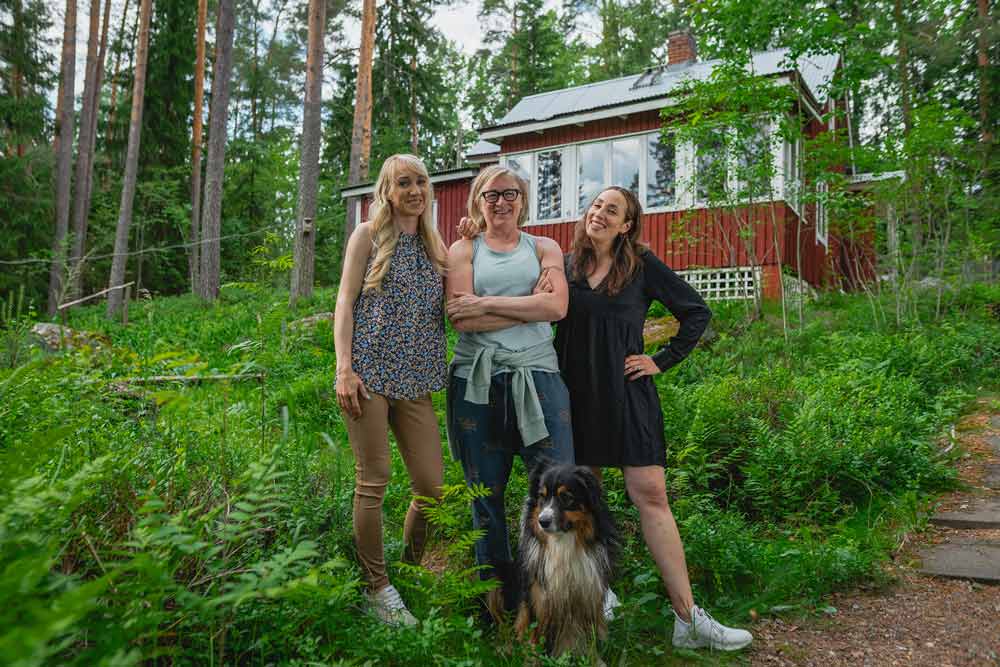 Laura Moilasella, Katja Ståhlilla ja Anni Ihamäellä oli hymy herkässä mökkipihalla.