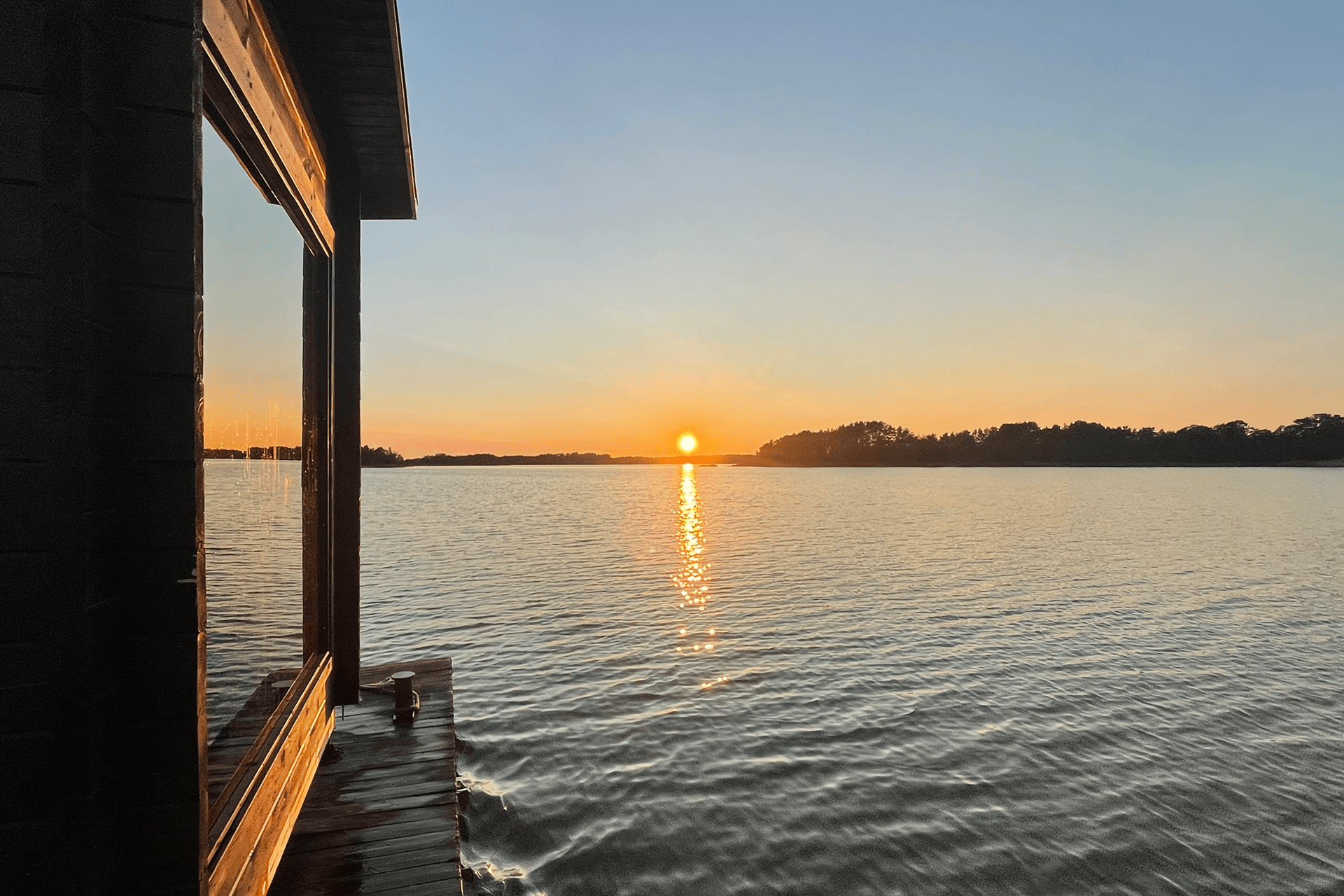 CityHiili laiturilla ilta-auringossa